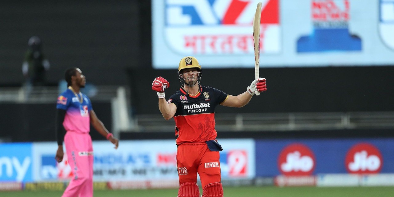 AB de Villiers holds his nerve to smash RCB home