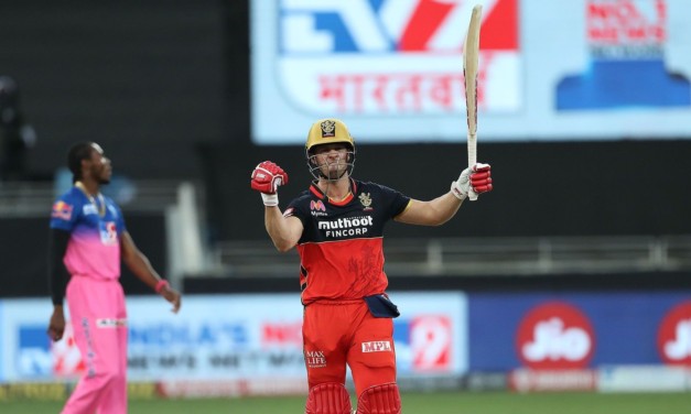 AB de Villiers holds his nerve to smash RCB home