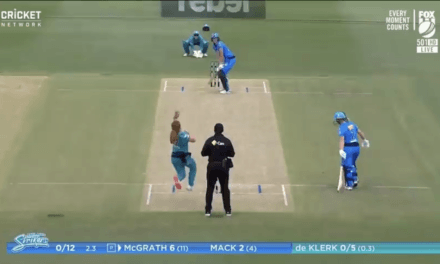 Nadine de Klerk takes first WBBL wicket!