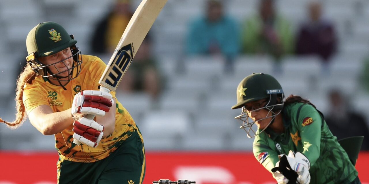 Dercksen, de Klerk Guide South Africa Past Pakistan Despite Late Wobble