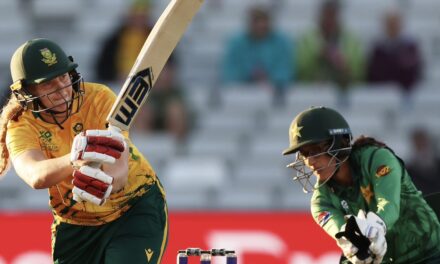 Dercksen, de Klerk Guide South Africa Past Pakistan Despite Late Wobble